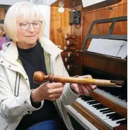  ??  ?? Organistin Ingrid Mertens-Grotebach zeigt den beschädigt­en Stock des Hauptregis­ters an der Orgel.