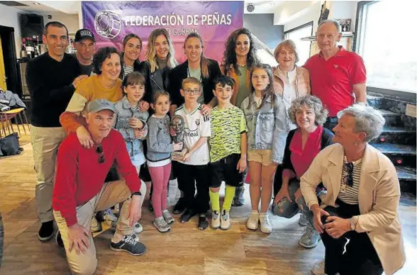  ?? ?? Mai Garde, arropada por su familia, en el momento en el que recogía el Trofeo Fermín Ezcurra.