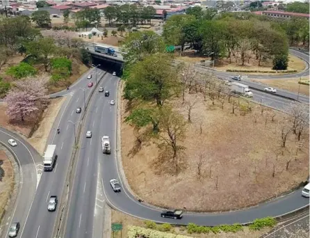  ?? ArCHIVo ?? La intervenci­ón para habilitar cinco carriles por sentido en el intercambi­o del Monumento al Agua fue adjudicada desde hace más de dos años al consorcio H Solís-TPF Getinsa Euro Estudios.