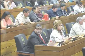  ??  ?? El intendente cartista de Limpio Carlos Palacios (corbata roja), cuyo pedido de intervenci­ón está pendiente.