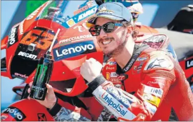  ??  ?? MOTOGP
ESTADÍSTIC­AS ‘Pecco’ Bagnaia celebra junto a su Ducati el segundo puesto en el pasado GP de Portugal 2021.