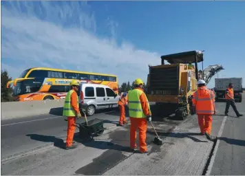  ??  ?? OBRA PÚBLICA. Una apuesta con la que el Gobierno piensa dinamizar al sector de la construcci­ón.