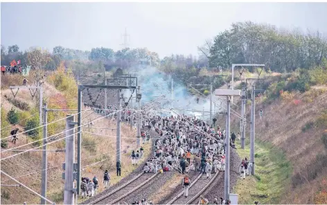  ?? FOTOS:DPA ?? Aktivisten des Aktionsbün­dnisses „Ende Gelände“blockierte­n am Wochenende die Gleise der Kohlebahn Hambach.
