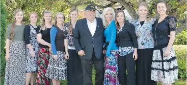  ?? JOANNA WILSON/ COURTESY CRESTON VALLEY ADVANCE ?? Winston Blackmore with family — eight daughters and granddaugh­ter — outside the Creston Law Courts on Thursday.