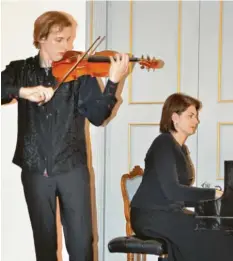  ?? Foto: Regina Langhans ?? Albrecht Menzel und Magda Amara erfreuten im ausverkauf­ten Barocksaal mit ihrer virtuos gespielten Konzertmus­ik.