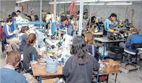  ?? FOTOS: ARCHIVO LA NUEVA. ?? La industria textil y del calzado sigue en picada, fruto de la retracción del consumo y la apertura irrestrict­a de la importació­n .