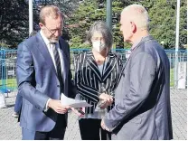  ?? PHOTO: SUPPLIED ?? Meeting the minister . . . New Zealand Institute of Medical Laboratory Science president Terry Taylor (right) meets Health Minister Andrew Little, watched by an unnamed ministeria­l staff member.