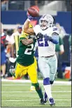  ??  ?? Dallas Cowboys running back Ezekiel Elliott (21) throws a lateral pass as Green Bay Packers cornerback Quinten Rollins (24) gives chase in the final seconds of the second half of an NFL football game, on Oct 8, in Arlington,
Texas. (AP)