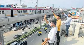  ?? DEEPAK GUPTA/HT ?? People wave at the newly launched Metro near Alambagh area in Lucknow on Tuesday.