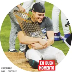  ?? AP ?? El boricua Kike Hernández abraza el trofeo de campeón justo en el día que venció su contrato con los Dodgers.