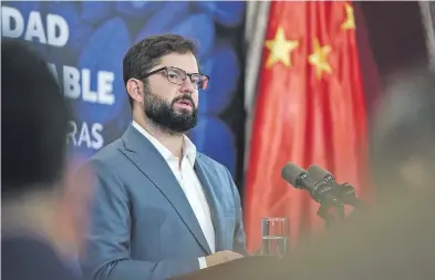  ?? ?? El presidente de Chile, Gabriel Boric, firmó el pasado viernes un protocolo que permitirá la exportació­n de almendras chilenas a China. EFE