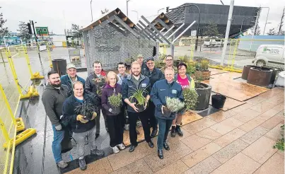  ?? Picture: Alan Richardson. ?? V&A Dundee director Philip Long and V&A Dundee communitie­s producer Peter Nurick with the volunteers.