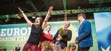  ?? Foto: Wagner, Imago ?? Jubelstimm­ung auf dem Parteitag: Grünen-Chefin Annalena Baerbock mit Spitzenkan­didaten Ska Keller und Sven Giegold sowie Co-Chef Robert Habeck.