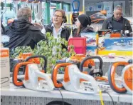  ?? FOTO: WOLFGANG LUTZ ?? Fachliche Beratung wie bei der Firma Zimmermann ist in den Ertinger Geschäften selbstvers­tändlich.