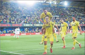  ?? FOTO: GETTY ?? Manu Trigueros es felicitado tras marcar el segundo gol del Villarreal