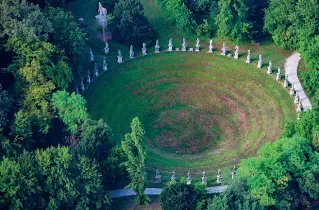  ??  ?? La cavalleriz­za Nella foto l’arena per equitazion­e, coronata da 52 statue (44 delle quali opera di Marinali)