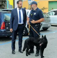  ??  ?? I controlli Mario Conte con un agente della polizia locale