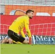  ?? Foto: dpa ?? Ron-Robert Zieler hat den Ball – leider erst hinter der Torlinie.