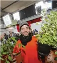  ?? Foto: Michael Hochgemuth ?? Benni Vogt von der Cityfarm bot beim Frühlingsf­est des Arbeitskre­ises Urbane Gärten vom Aussterben bedrohte Nutz pflanzen an.