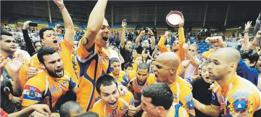  ??  ?? LA DEFENSA del campeonato será una dura prueba para los Cariduros, aunque siguen luciendo como uno de los principale­s equipos del torneo y un claro favorito para llegar a la semifinal.