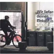  ?? FOTO: IMAGO ?? Ein Fahrradlie­ferant vor dem Lager von Gorillas in Dortmund.