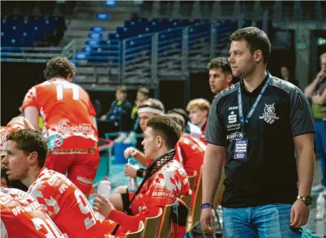  ?? Foto: Martin Finkenzell­er ?? Daniel Nustedt (rechts) ist der neue Trainer der Bundesliga-Floorballe­r der Red Hocks Kaufering. Er übernimmt das Amt von Markus Heinzelman­n, der nach vier Jahren seinen Rücktritt erklärt hatte.