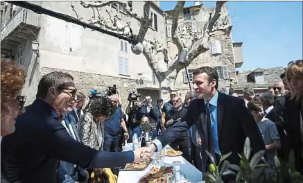  ??  ?? Le candidat Macron, le 7 avril 2017, lors d’une visite dans le village de Vescovato, en Haute-Corse.