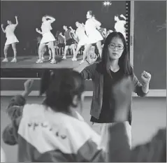  ?? CHEN BIN / XINHUA PROVIDED TO CHINA DAILY ?? Left: Wang Wanjun gives a Chinese lesson at Shanwang Primary School in Longcheng, Gansu province.
Above: Teacher Zhao Chunlin helps students rehearse a dance for Internatio­nal Children’s Day at Nanqi Primary School in Longcheng.