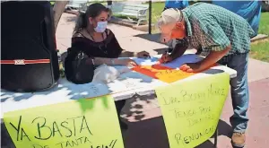  ??  ?? Personas firmando que renuncie directora