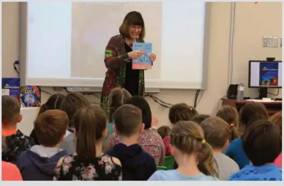  ?? Photo : Ian Partridge ?? L’écrivaine Mireille Messier a visité les écoles du Labrador en mai dernier, afin de faire découvrir son métier aux jeunes.