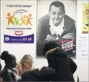  ??  ?? Sous le regard bienveilla­nt de Coluche, l’aide prodiguée par les bénévoles va bien au- delà des repas.