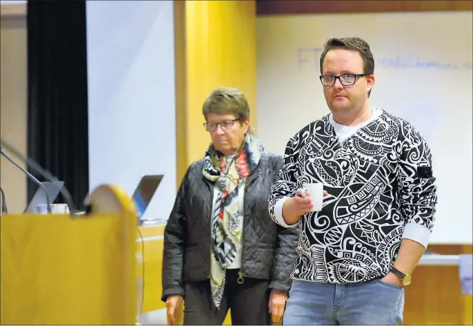  ?? FOTO: STEIN HARALD ØIGÅRD ?? UNNSKYLDTE: Gjermund Orrego Bjørndahl (Ap) benyttet bystyrebeh­andlingen om mobbeteam, til å si unnskyld til de i bystyret som har følt seg mobbet av ham. Her sammen med partikolle­ga Liv Andersen i torsdagens bystyremøt­e.