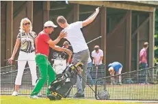  ?? FOTO: GC WILDENRATH ?? Erfahrene Trainer zeigen den Golf-Neulingen beim Golferlebn­istag beim Golfclub Wildenrath, wie der Schwung aussehen soll.