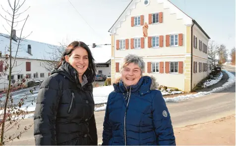  ?? Foto: Bernhard Weizenegge­r ?? Haben trotz der Kälte gut lachen: Corinna und Rosi Hörmann vor ihrem Anwesen in Remshart. Unter dem Dach des Bauernhaus­es leben vier Generation­en. In dem kleinen Ort fühlen sich die beiden Frauen wohl.