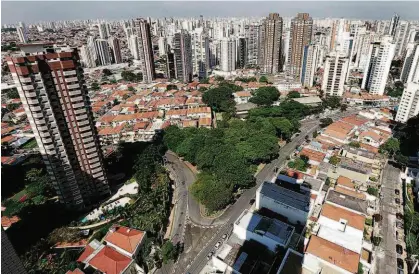  ?? Robson Ventura/Folhapress ?? Foto feita de prédio na região de Anália Franco, a mais rica da zona leste, mostra paisagem do Tatuapé; projeto de R$ 1,5 bilhão quer transforma­r rua do distrito em polo empresaria­l e criar 30 mil vagas de emprego