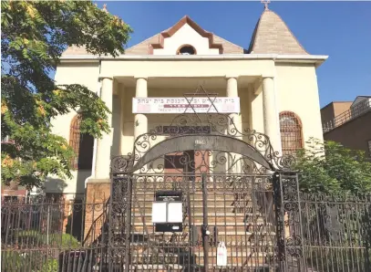  ?? (Chevraansh­ei1 via Wikimedia Commons) ?? THE ANSHEI LUBAWITZ synagogue of Borough Park, which was demolished earlier this month.