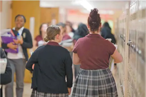  ?? PHOTOS JACQUES NADEAU LE DEVOIR ?? L’école Marguerite-De Lajemmerai­s, la dernière de la CSDM réservée aux filles, envisage d’accueillir des garçons à la rentrée de septembre 2018.