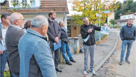  ?? FOTO: BAUCH ?? Architekt Alexander Jörg erläutert dem Gemeindera­t Rainau die Planungen am Bahnhofswe­g.