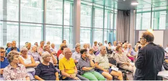  ??  ?? Gespannte Aufmerksam­keit: Professor Juan Valdés- Stauber und Zuhörer bei Schwäbisch Media in Ravensburg.