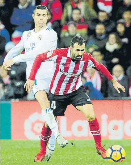  ?? FOTO: JUAN ECHEVERRÍA ?? Frenado en falta Cristiano zancadille­a por detrás a Balenziaga cuando el lateral intenta escaparse de su marca