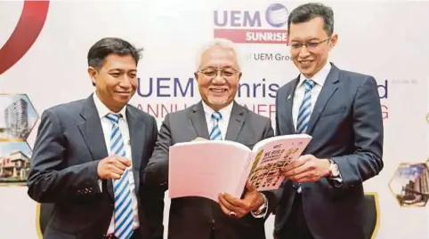  ??  ?? PENGERUSI UEM Sunrise, Tan Sri Zamzamzair­ani Mohd Isa (tengah) bersama Anwar (kanan) dan Ketua Pegawai Kewangan UEM Sunrise Mohamed Rastam Shahrom melihat buku laporan tahunan pada sidang media Mesyuarat Agung Tahunan (AGM) yang ke-10 UEM di Persada...