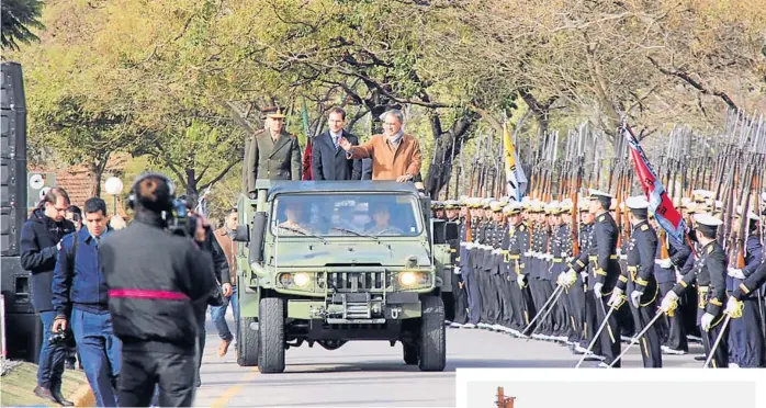  ?? (CASA DE GOBIERNO) ?? Desfile. Schiaretti encabezó el acto por Día de la Bandera en Villa María. Luego habló de política.