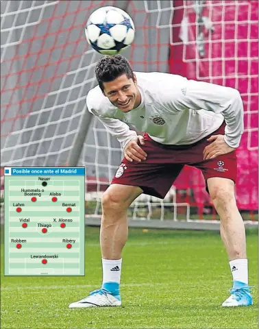  ??  ?? CON LA VISTA EN EL BERNABÉU. Lewandowsk­i se entrenó ayer con buenas sensacione­s.