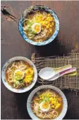  ?? ALLE FOTOS: ANDREA THODE/HÖLKER VERLAG ?? Miso-Ramen wird traditione­ll gerne mit Ei und Mais serviert.