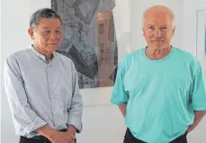  ?? FOTO: EDWIN HÜGLER ?? Tetsuya Kuzuhara (links) und Rolf Altena zeigen in einer Doppelauss­tellung ihre Malerei und Collagen. Auf dem Foto stehen beide vor einer Collage von Kuzuhara.