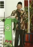  ?? GALIH WICAKSONO/JAWA POS ?? KUPAS EKONOMI: Dr Iskandar Rironga menjadi narasumber dalam diskusi peringatan HSN di Aula SMK Assa’adah Minggu (27/10).