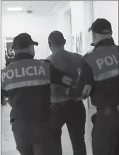  ??  ?? Policia, gjatë arrestimev­e pas protestës