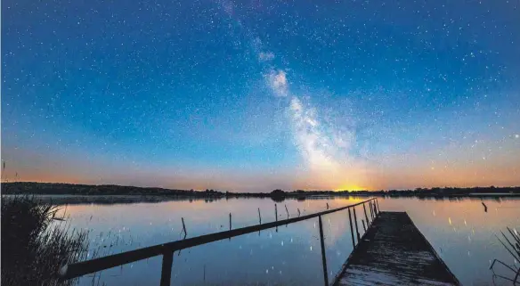  ?? FOTO: SEBASTIAN KARTHEUSER/ DPA ?? Der romantisch­e, häufig gut sichtbare Sternenhim­mel über Mecklenbur­g-Vorpommern soll vermehrt Astrotouri­sten anlocken.