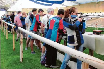  ?? Foto: Rosi Geiger ?? Es geht in die zweite Hälfte beim Gauschieße­n in Apfeldorf. Schützen aus Kinsau liegen im Kampf um die Königskett­en aussichts reich im Rennen.