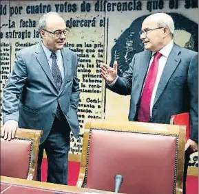  ?? JUAN CARLOS HIDALGO / EFE ?? Luis María Linde junto al presidente de la comisión, José Montilla